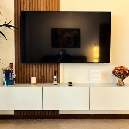 Verona Top Floor Flat & Garage Верона